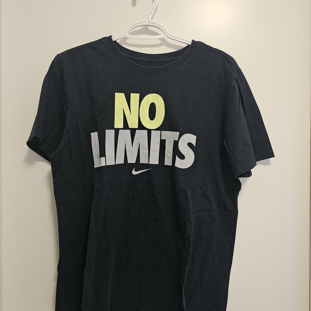 Nike Men's Black Tee with 'No Limits' Graphic